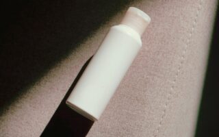 Guide to the best sunscreen for sensitive skin with gentle filters, soothing ingredients, and daily-wear tips